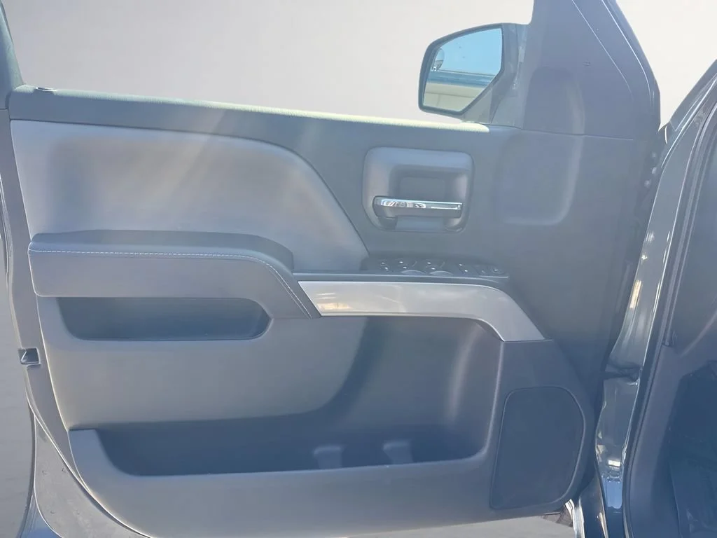 Used 2017 GRAPHITE METALLIC Chevrolet LT image 25