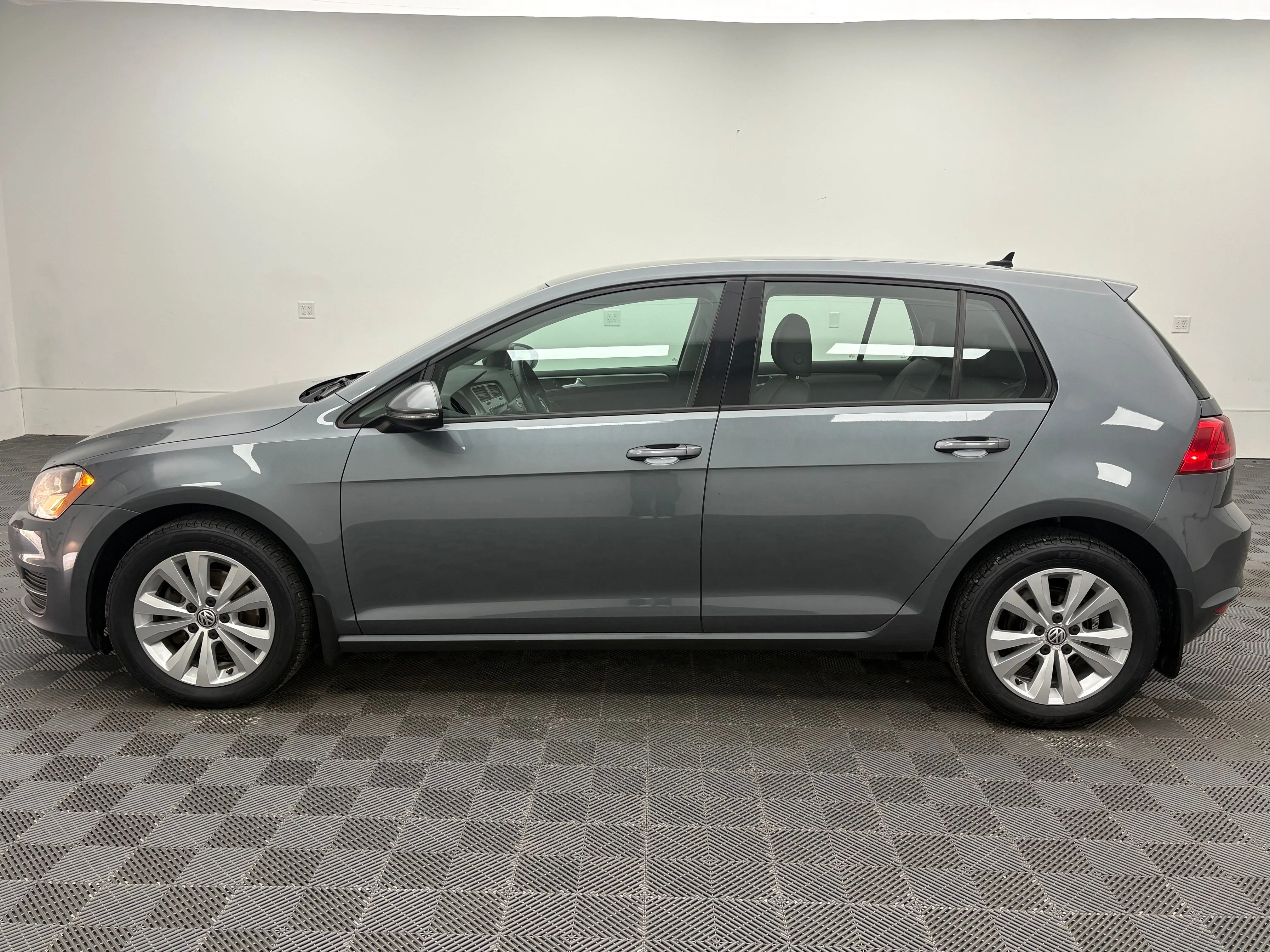 Used 2015 Platinum Gray Metallic Volkswagen TDI S 4-Door image 9