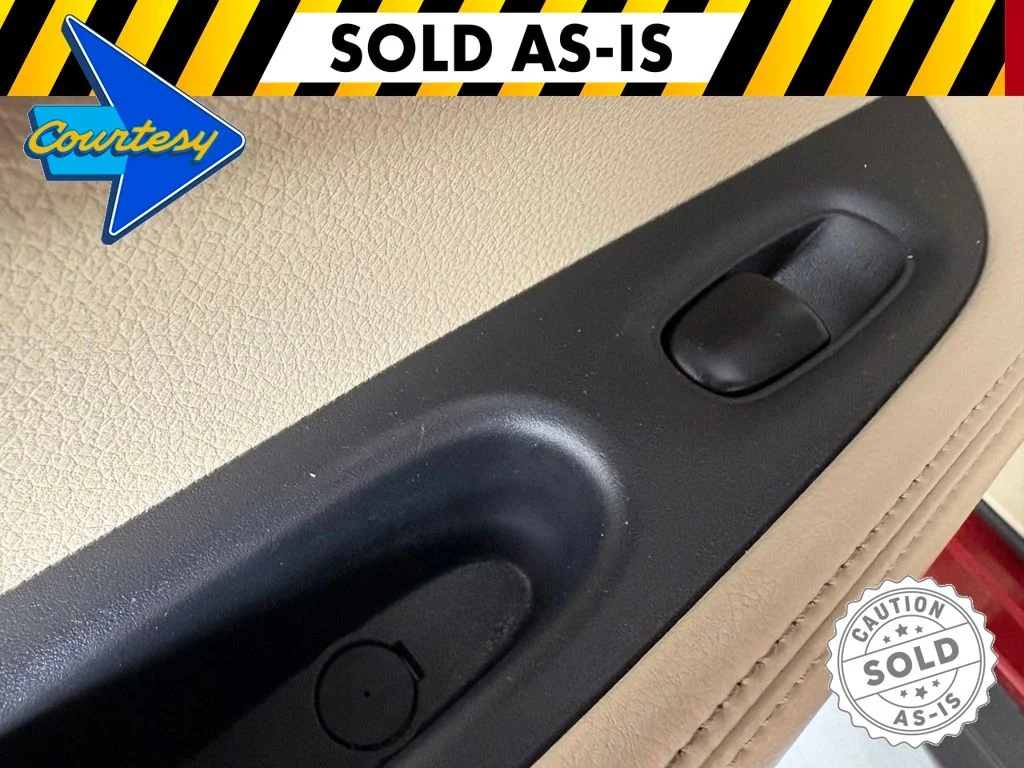 Used 2015 Red Nissan S image 34