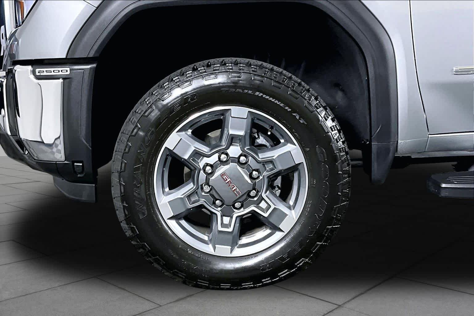 Certified Used 2025 Sterling Metallic GMC SLT image 10