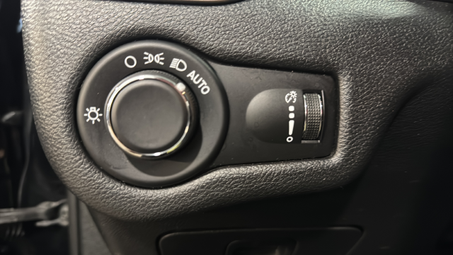Used 2020 Diamond Black Crystal Pearlcoat Jeep Latitude image 19