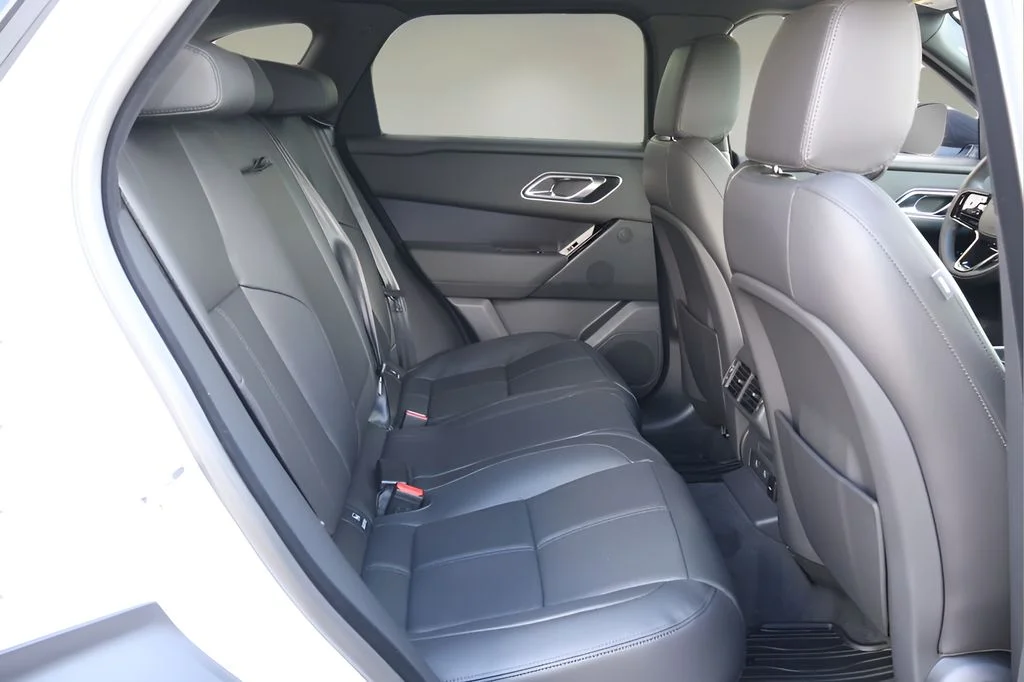 New 2026 Fuji White Land Rover Dynamic SE image 18