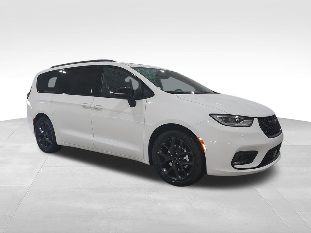 New 2026 Bright White Clear-Coat Exterior Paint Chrysler Limited image 2