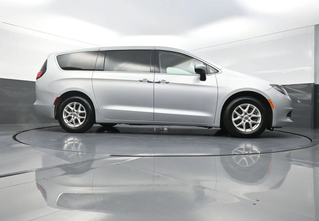 Used 2022 Silver Chrysler LX image 30
