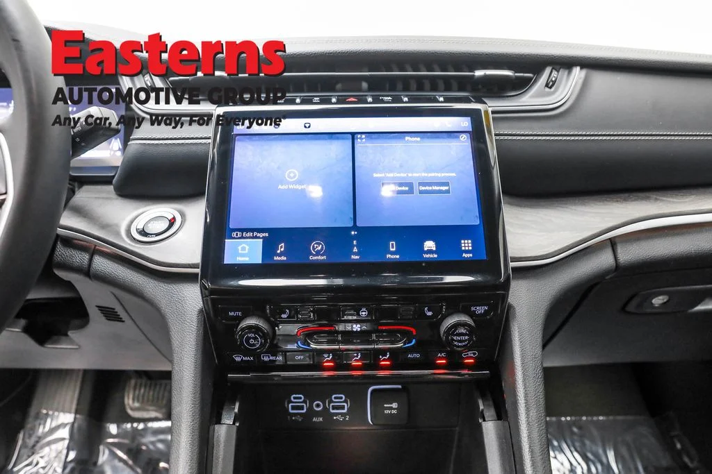 Used 2023 Silver Jeep Limited image 12