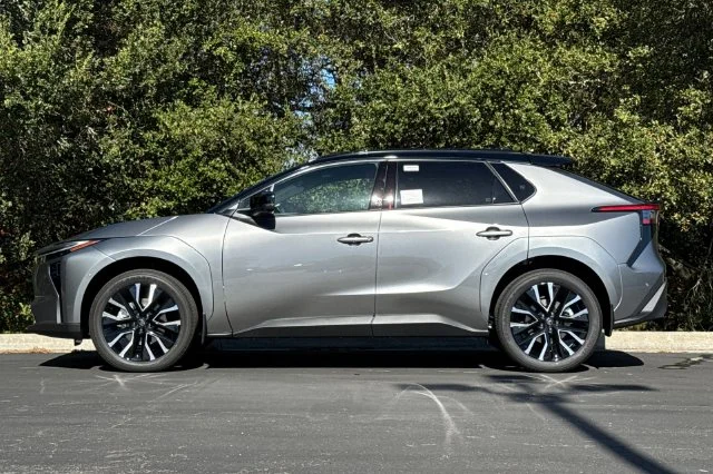 New 2026 Heavy Metal with Midnight Black Metallic roof <sup>1</sup> Toyota  Limited image 7