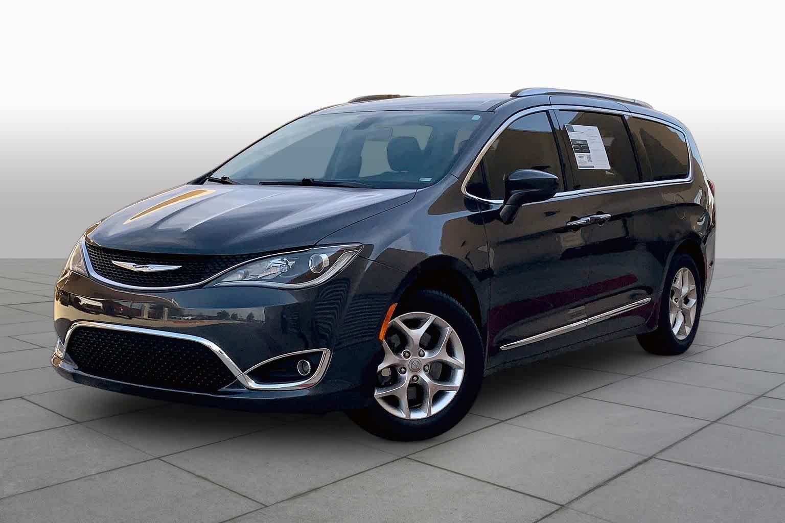 2020 Chrysler Pacifica Touring L's photo