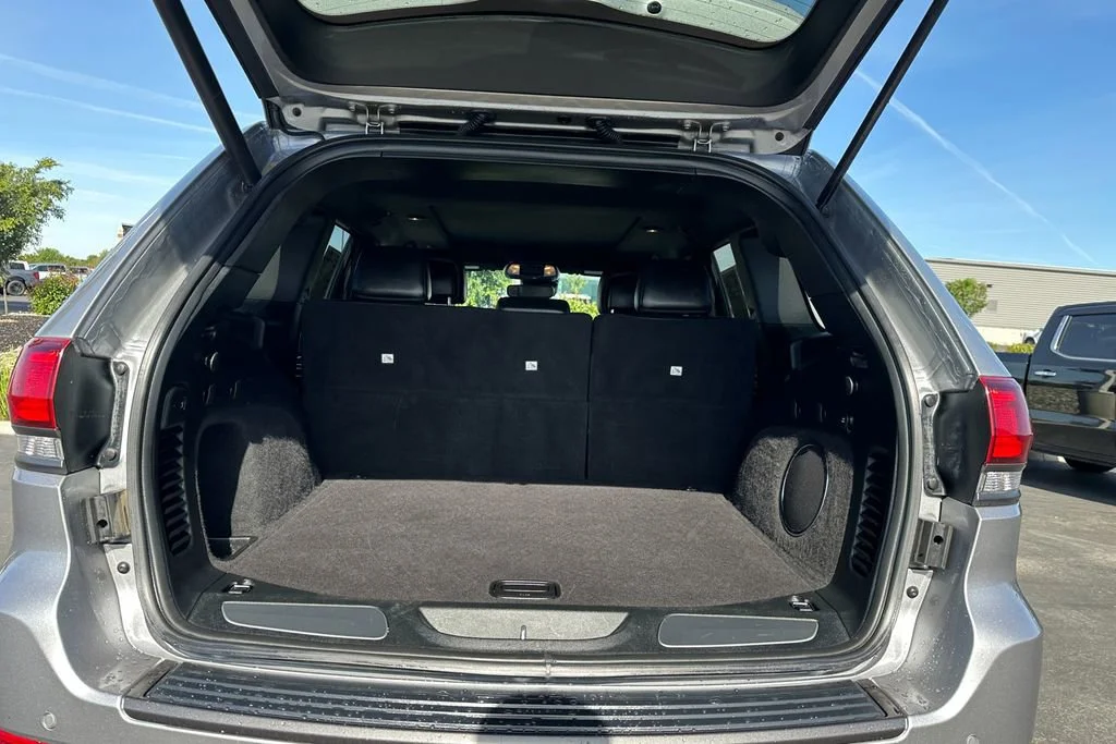 Used 2018 Silver Jeep High Altitude image 30