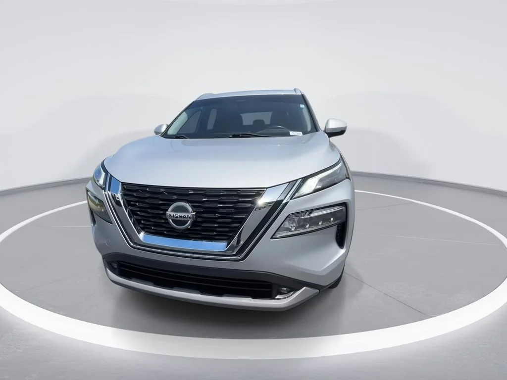 Used 2021 Silver Nissan SL image 3