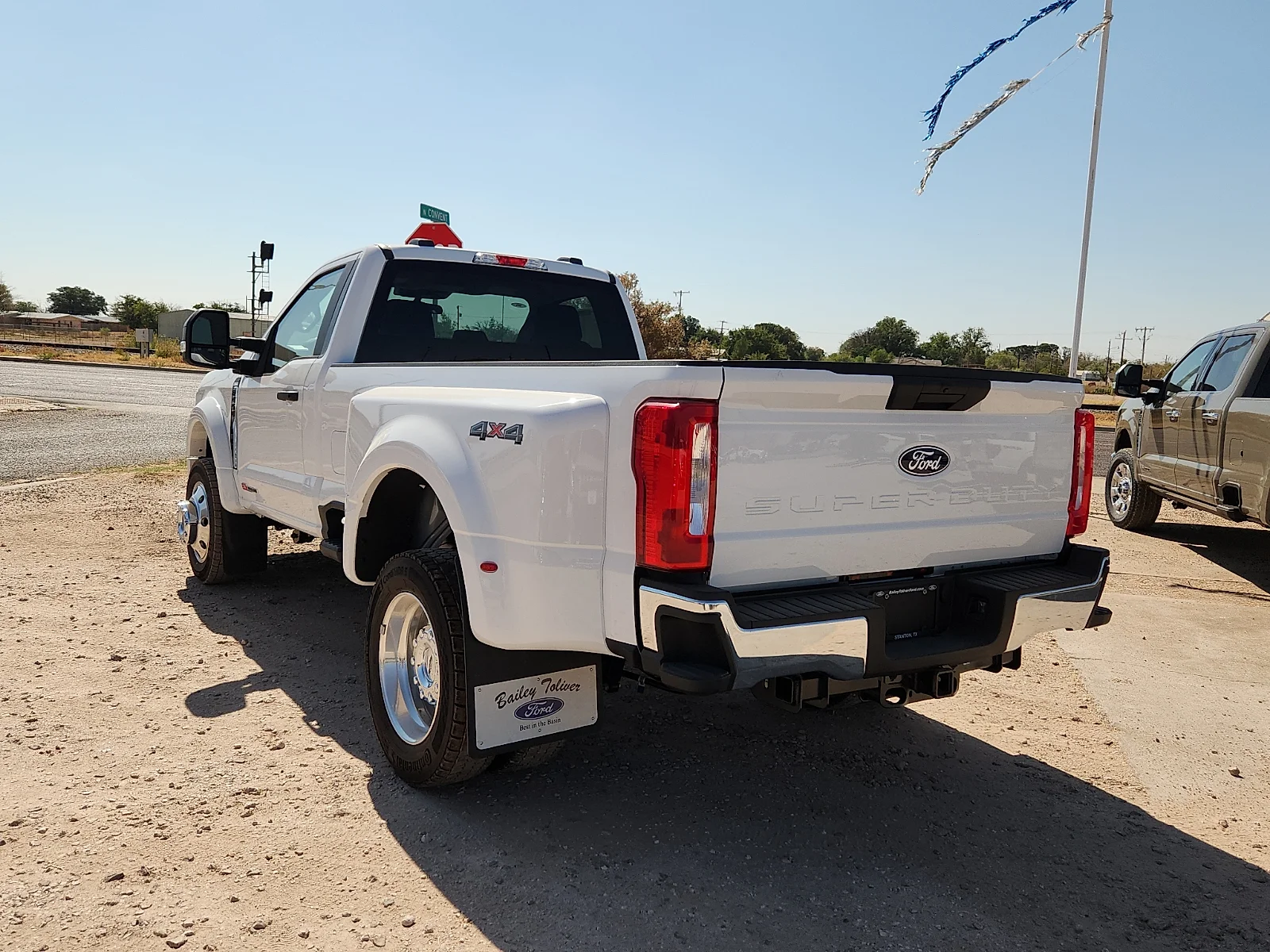 New 2027 Oxford White Ford XLT image 5