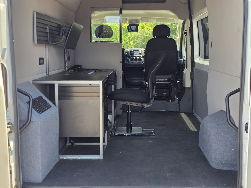 Used 2021 White Ram Base image 7