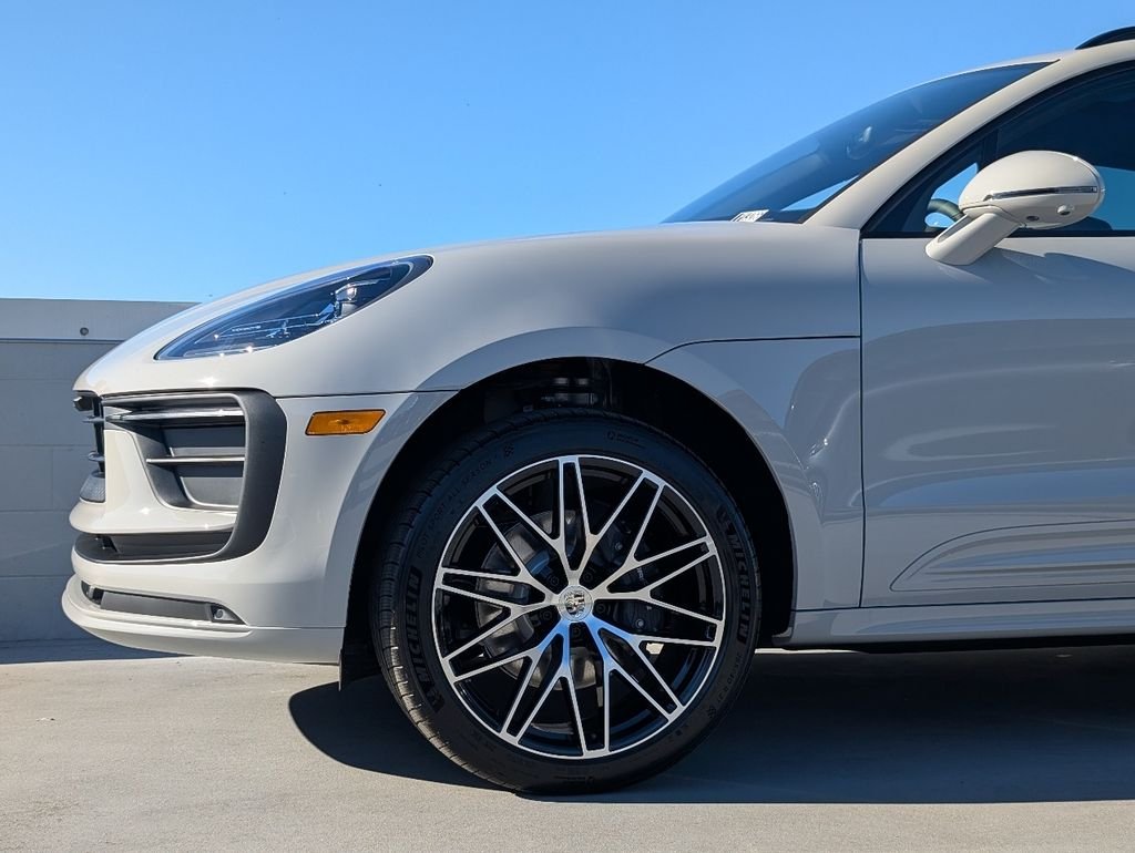 2026 Porsche Macan T - Photo 9