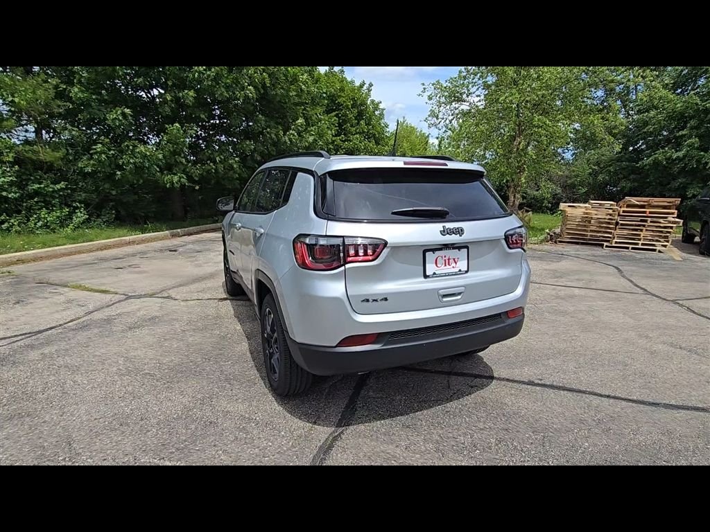 New 2026 Silver Zynith Metallic Clear-Coat Exterior Paint Jeep Latitude image 6
