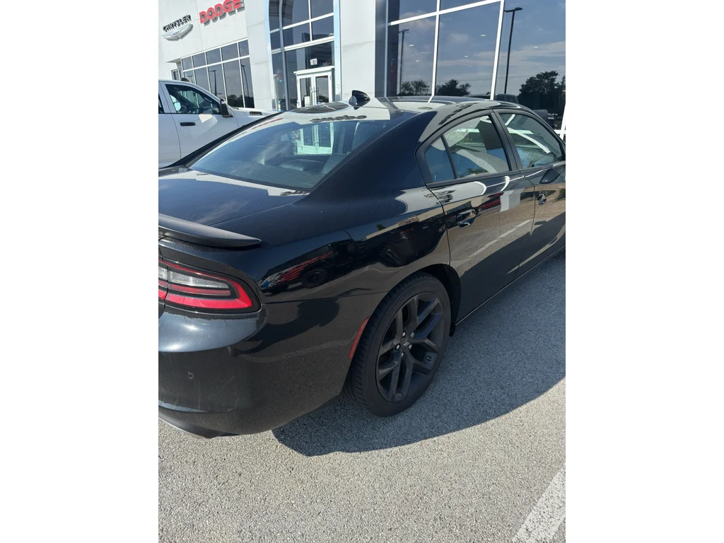 Used 2022 Pitch Black Clearcoat Dodge SXT image 5