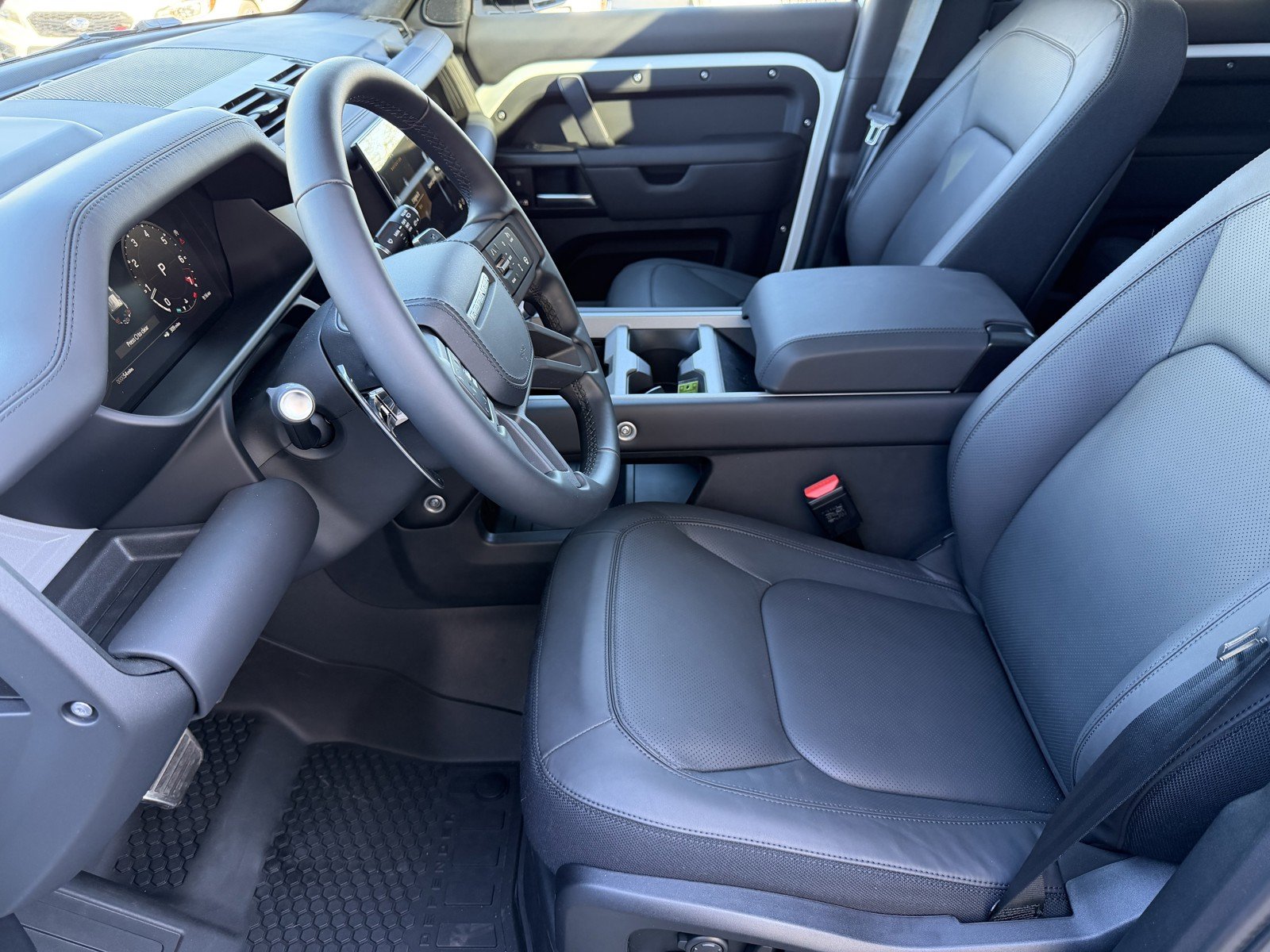 2026 Land Rover Defender V8 - Photo 9
