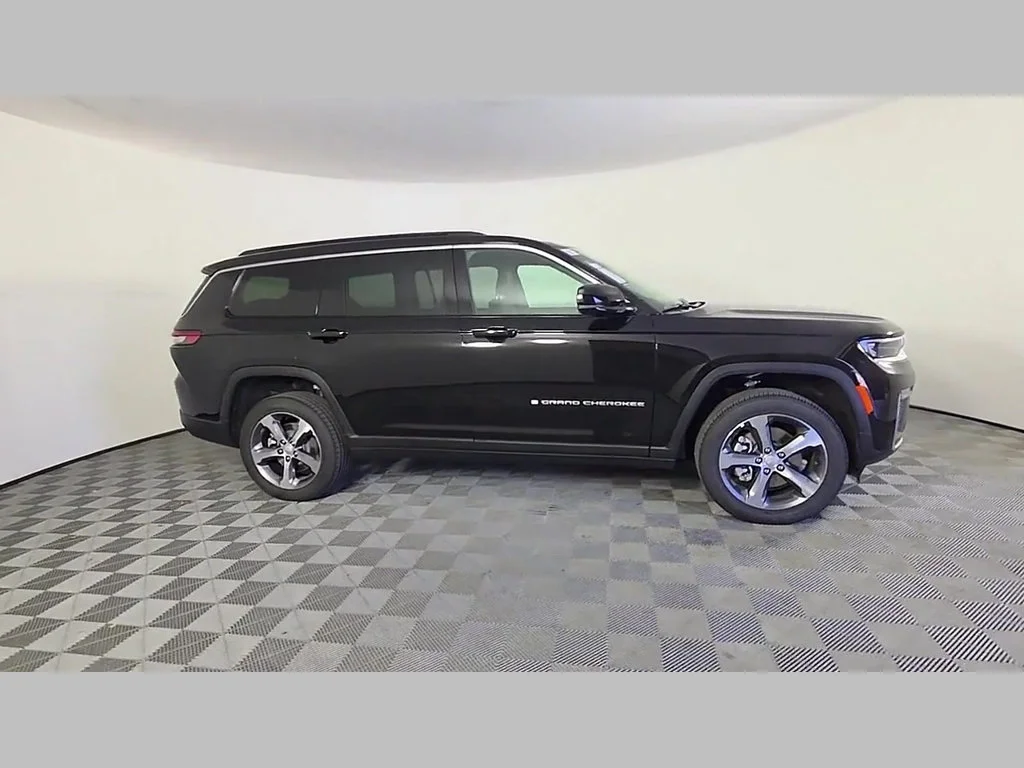 New 2026 Diamond Black Crystal Pearl-Coat Exterior Paint Jeep Limited image 22