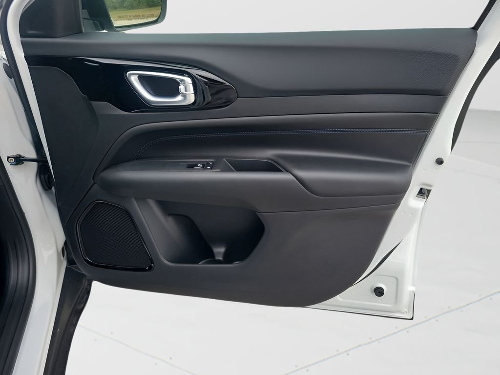 New 2026 Bright White Clear-Coat Exterior Paint Jeep Latitude image 44
