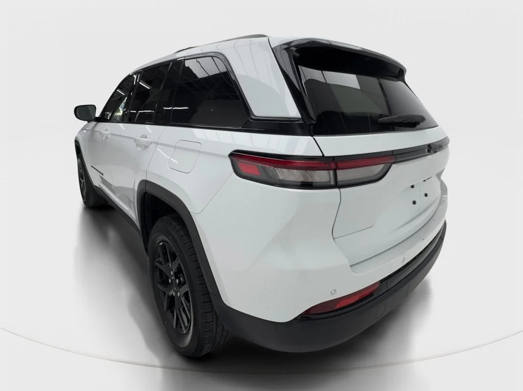 Used 2024 White/off-white Jeep Altitude image 10