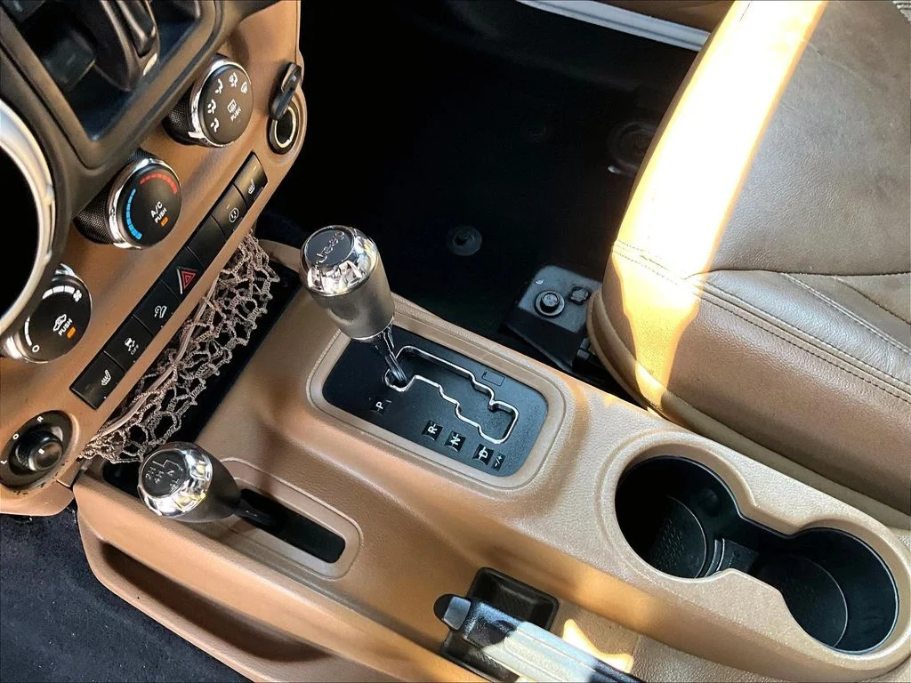 Used 2015 White Jeep Unlimited Sahara image 16