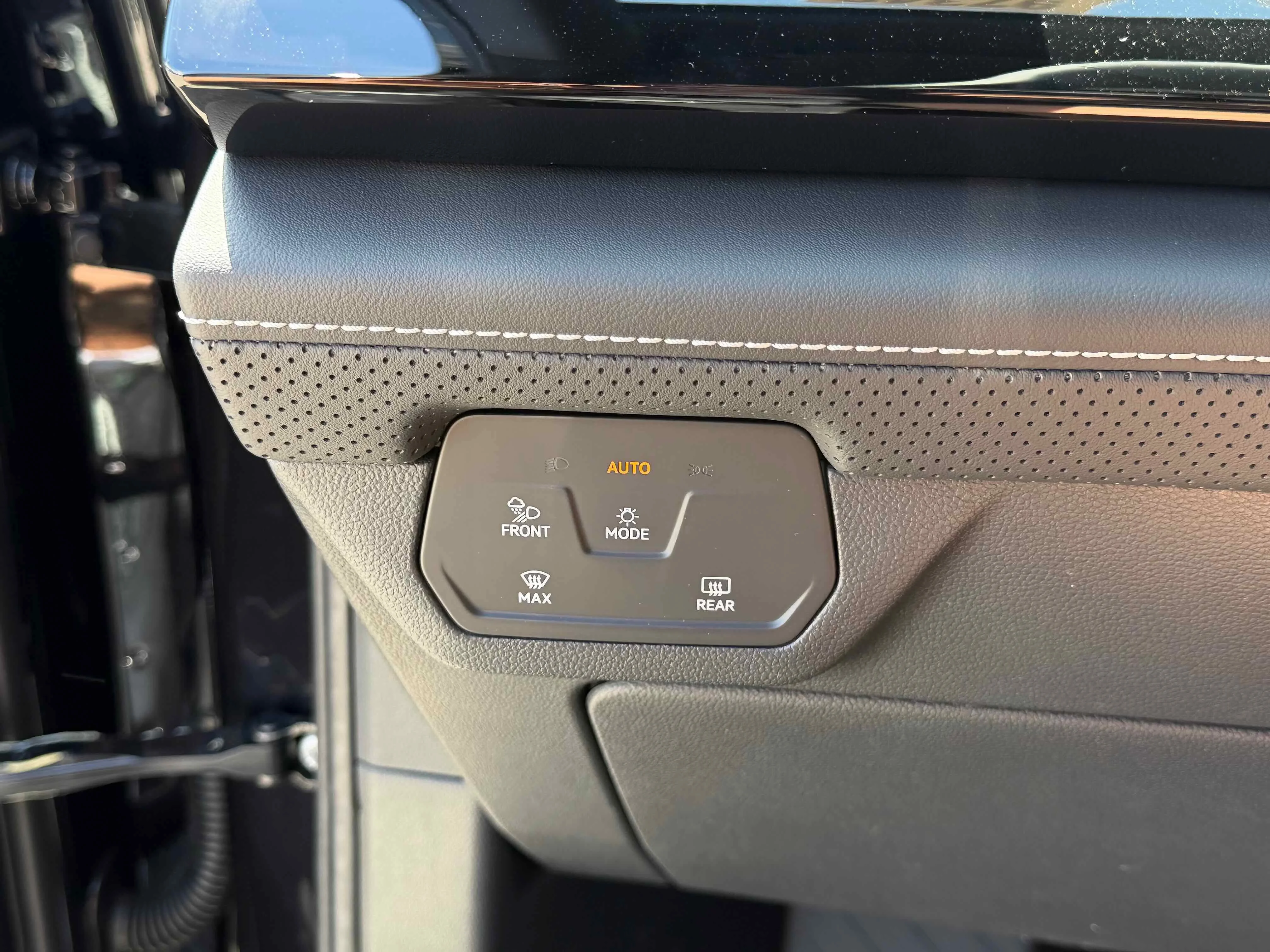New 2026 Deep Black Volkswagen 2.0T SE w/Technology image 23