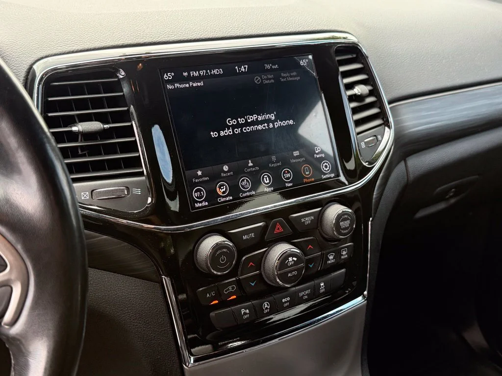 Used 2022 Diamond Black Jeep Laredo X image 16