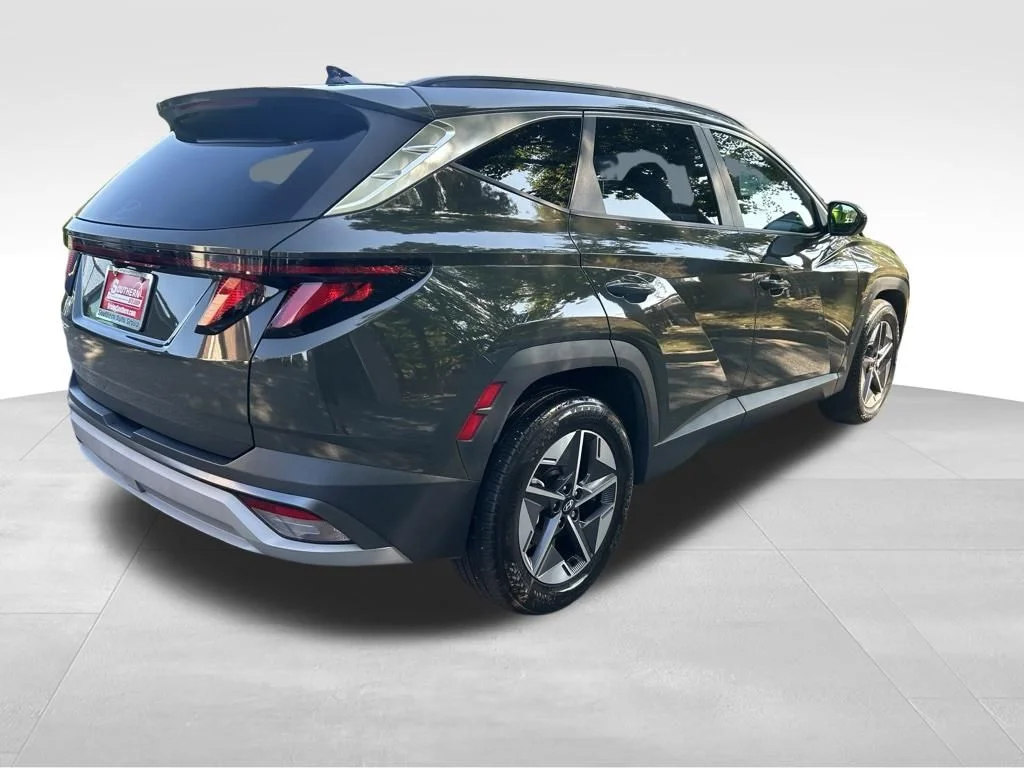 Used 2025 Green Hyundai SEL image 5