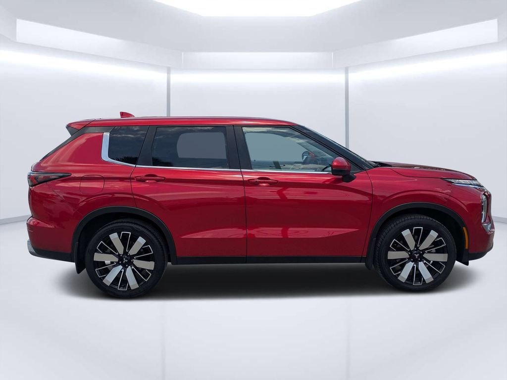 Used 2025  Mitsubishi SE image 2