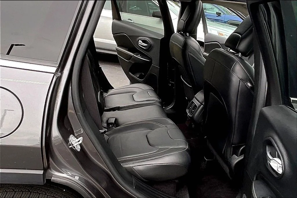 Used 2016 Gray Jeep Limited image 29