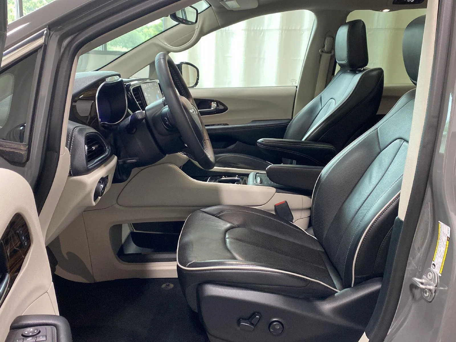 Used 2023 Ceramic Gray Clearcoat Chrysler Hybrid Limited image 21