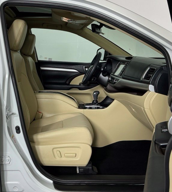 Used 2017 White Toyota XLE image 31