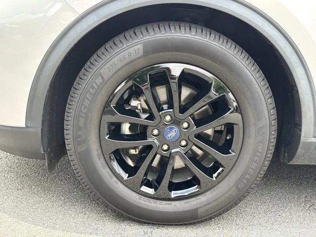 Used 2020 Silver Ford SE image 12