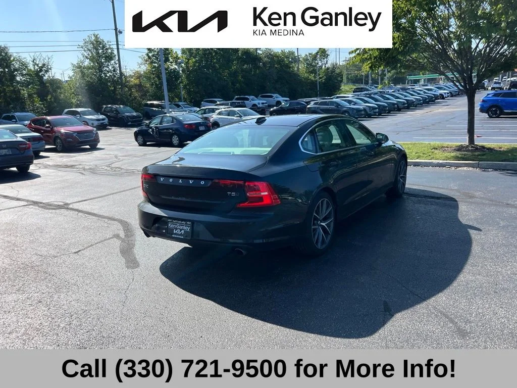 Used 2019 Black Volvo T5 Momentum image 5