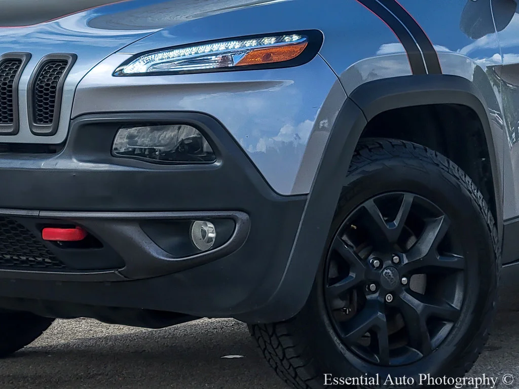 Used 2017 Billet Silver Metallic Clearcoat Jeep Trailhawk L Plus image 3