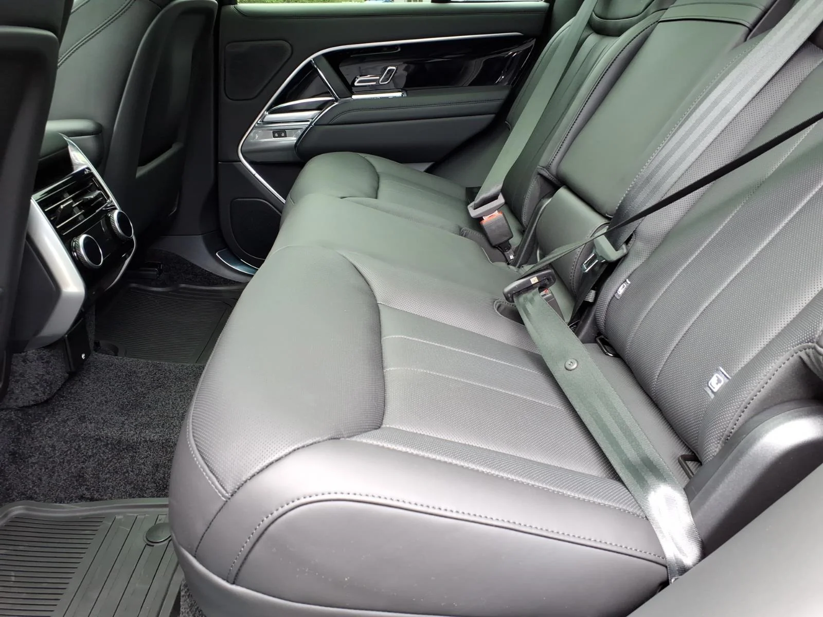 New 2026 Black Land Rover SE image 5