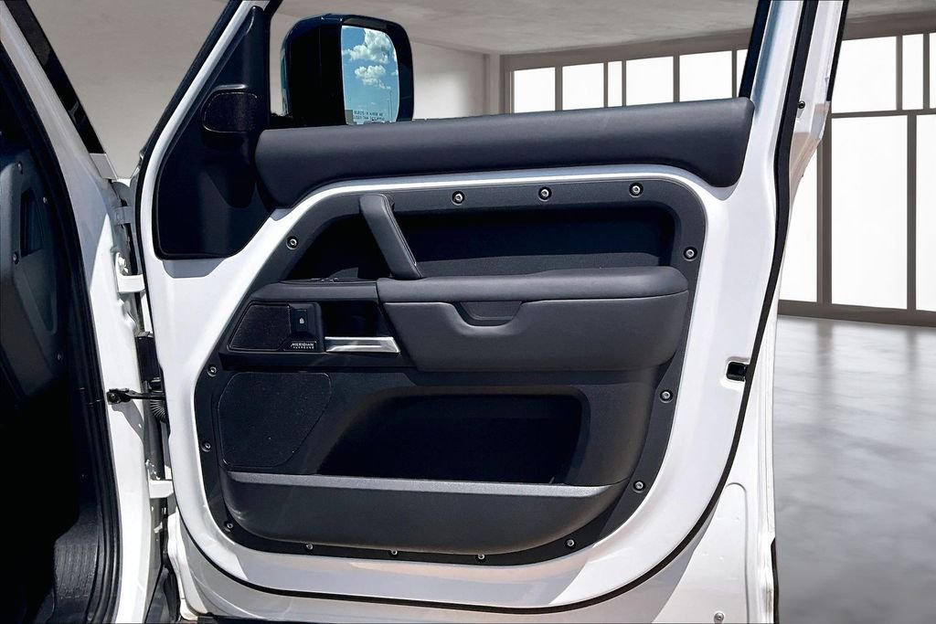 Used 2025 Fuji White Land Rover X-Dynamic SE image 18