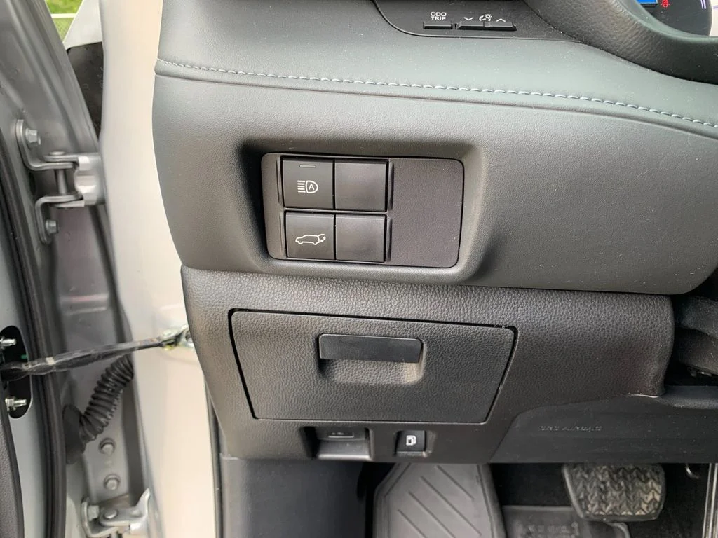 Used 2022 Silver Toyota XLE image 35