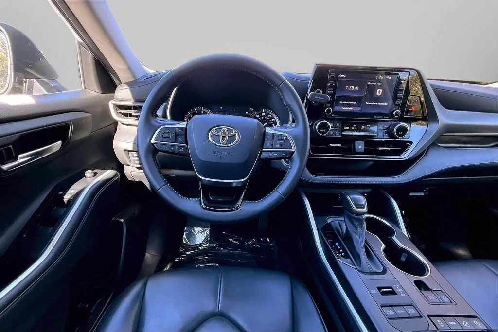 Used 2021 Silver Toyota XLE image 8