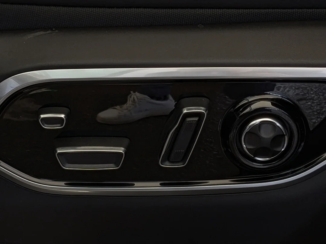 New 2026 White Jeep Summit - - 4x4 - Pano Sunroof - Palermo Lthr - Head-Up Display - Night Vision & More! image 17