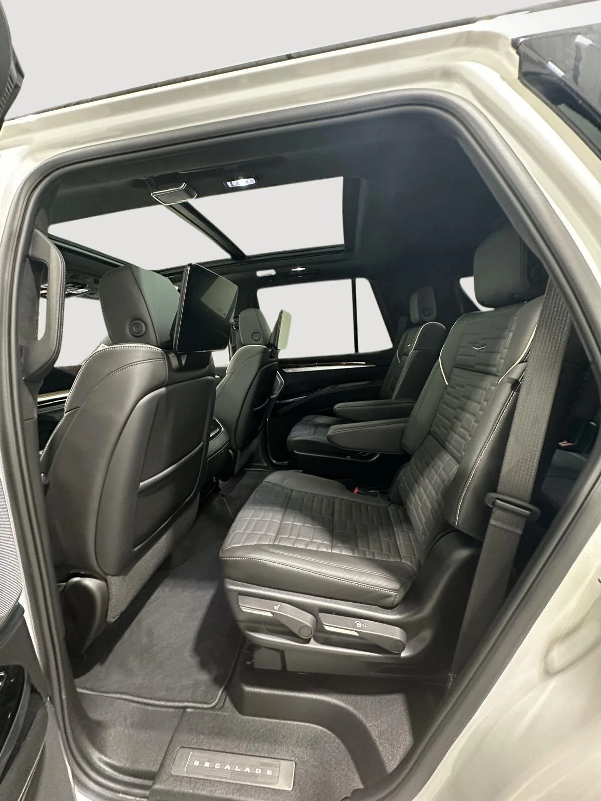 Used 2025 Crystal White Tricoat Cadillac Sport Platinum image 18