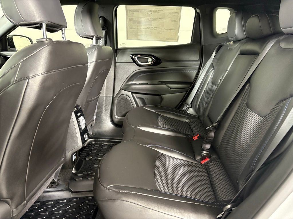 New 2026 Silver Zynith Metallic Clearcoat Jeep Latitude image 36
