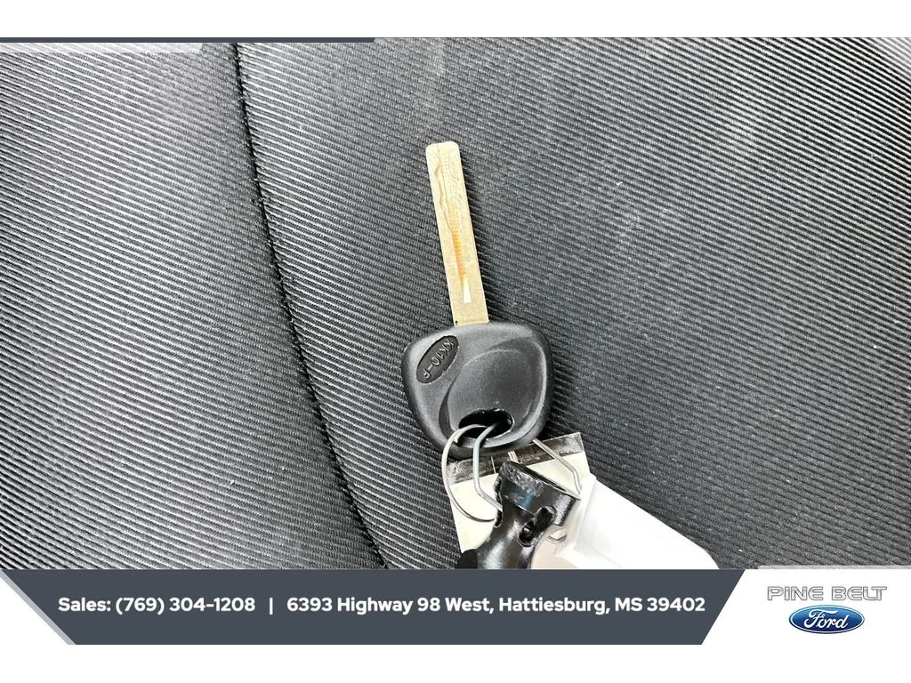 Used 2016 Clear White Kia + image 10