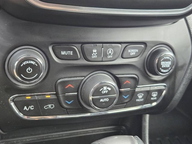 Used 2022 Gray Jeep Latitude Lux image 27