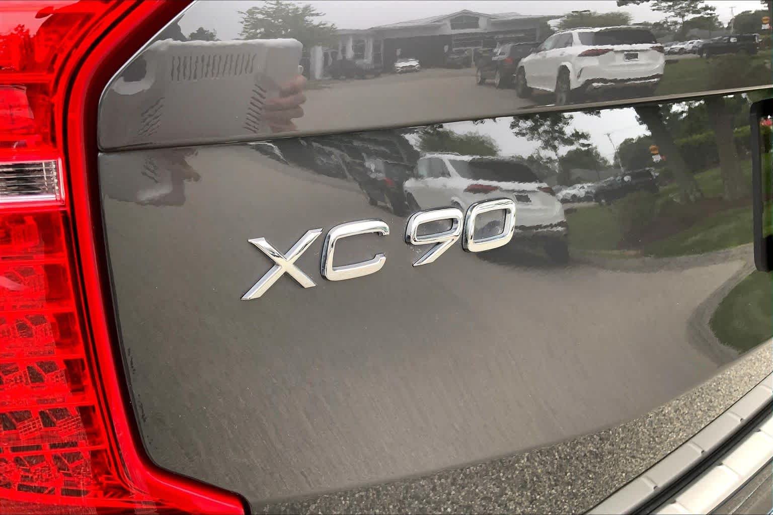 Used 2024 Onyx Black Metallic Volvo Ultimate Bright Theme image 10