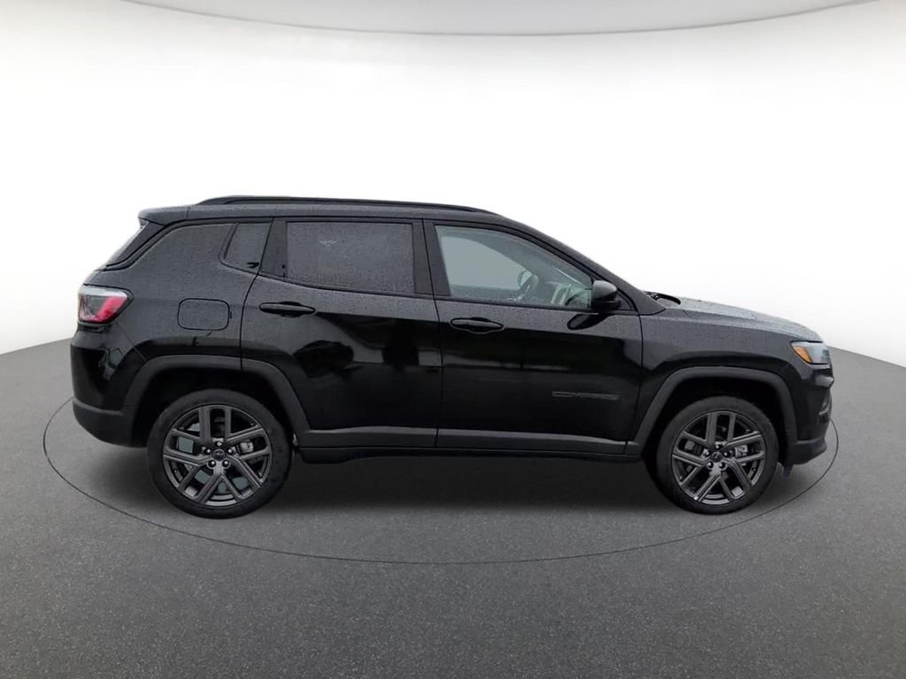 New 2026 Diamond Black Crystal Pearl-Coat Exterior Paint Jeep Latitude image 5