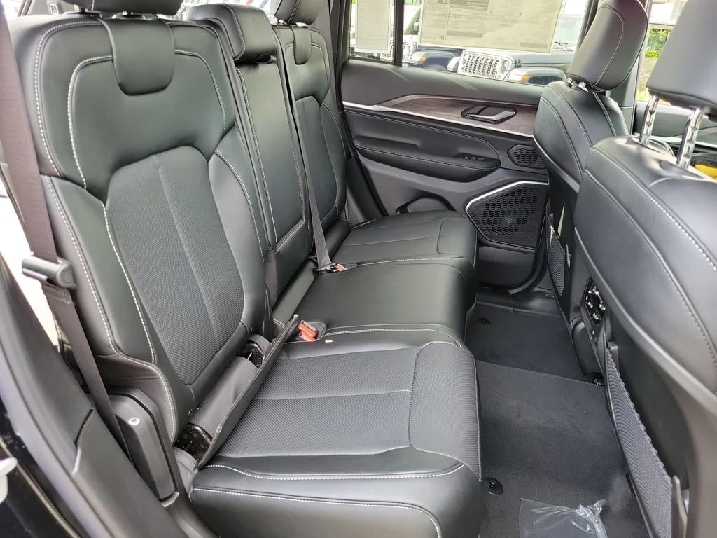 New 2026 Diamond Black Crystal Pearl-Coat Exterior Paint Jeep Limited Reserve image 16