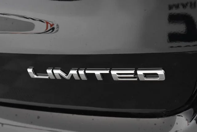 New 2026 Diamond Black Crystal Pearl-Coat Exterior Paint Jeep Limited image 15