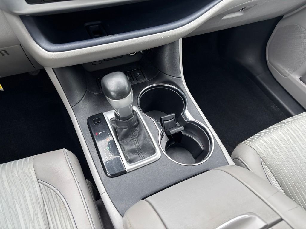Used 2018 White Toyota LE image 18