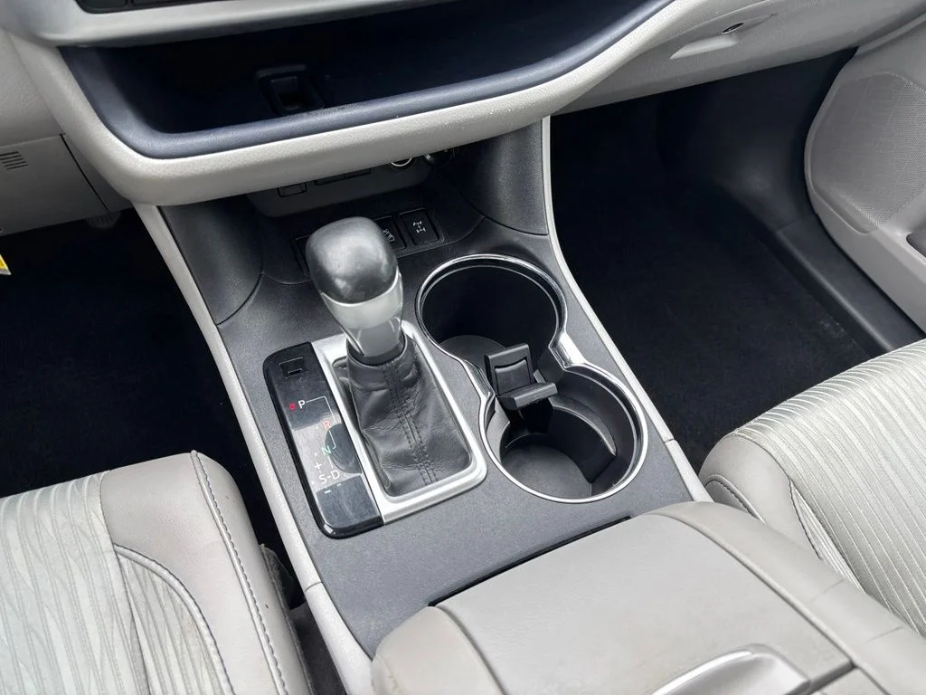 Used 2018 White Toyota LE image 18