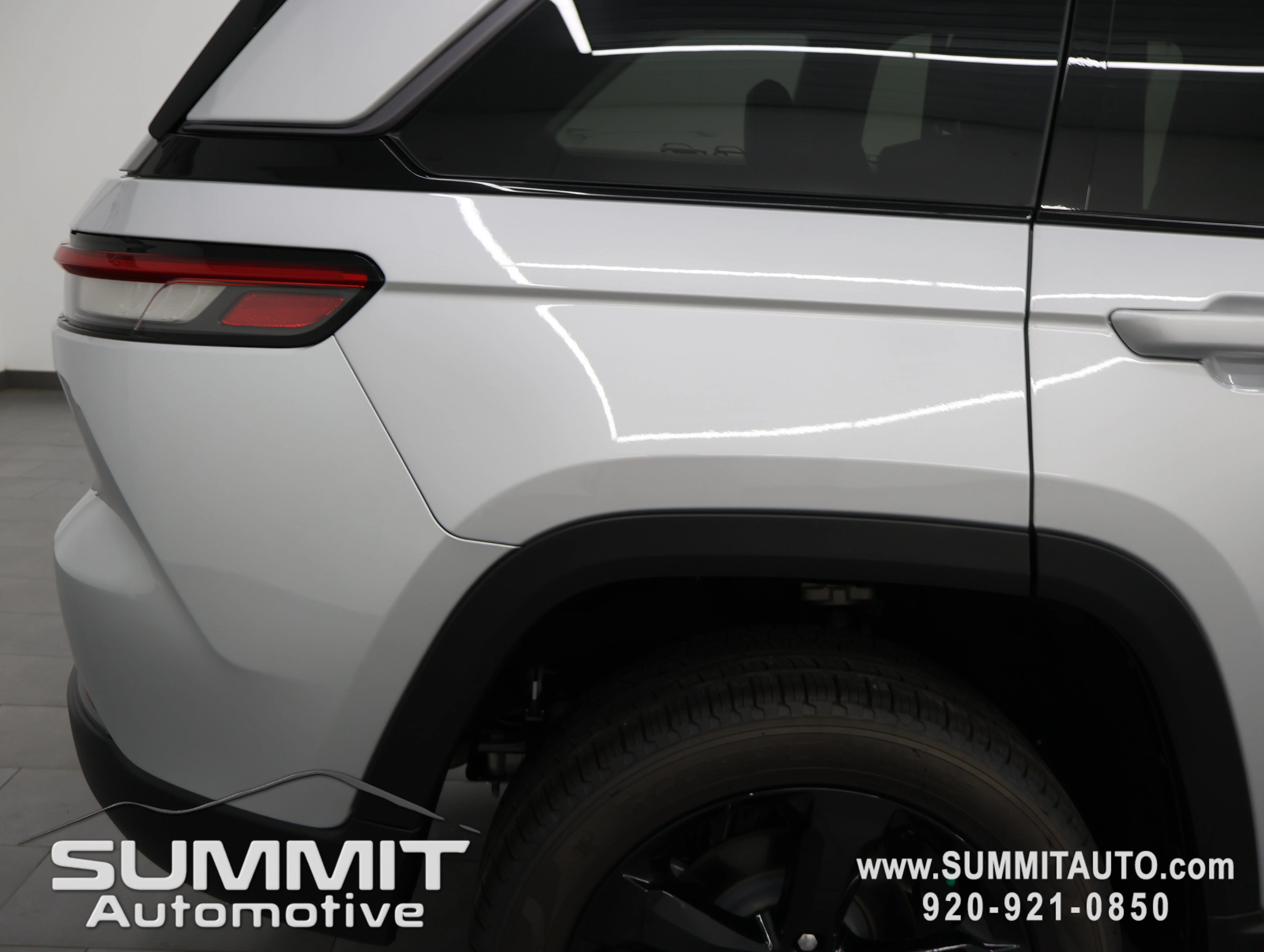 New 2026 Silver Zynith Exterior Paint Jeep Limited image 27