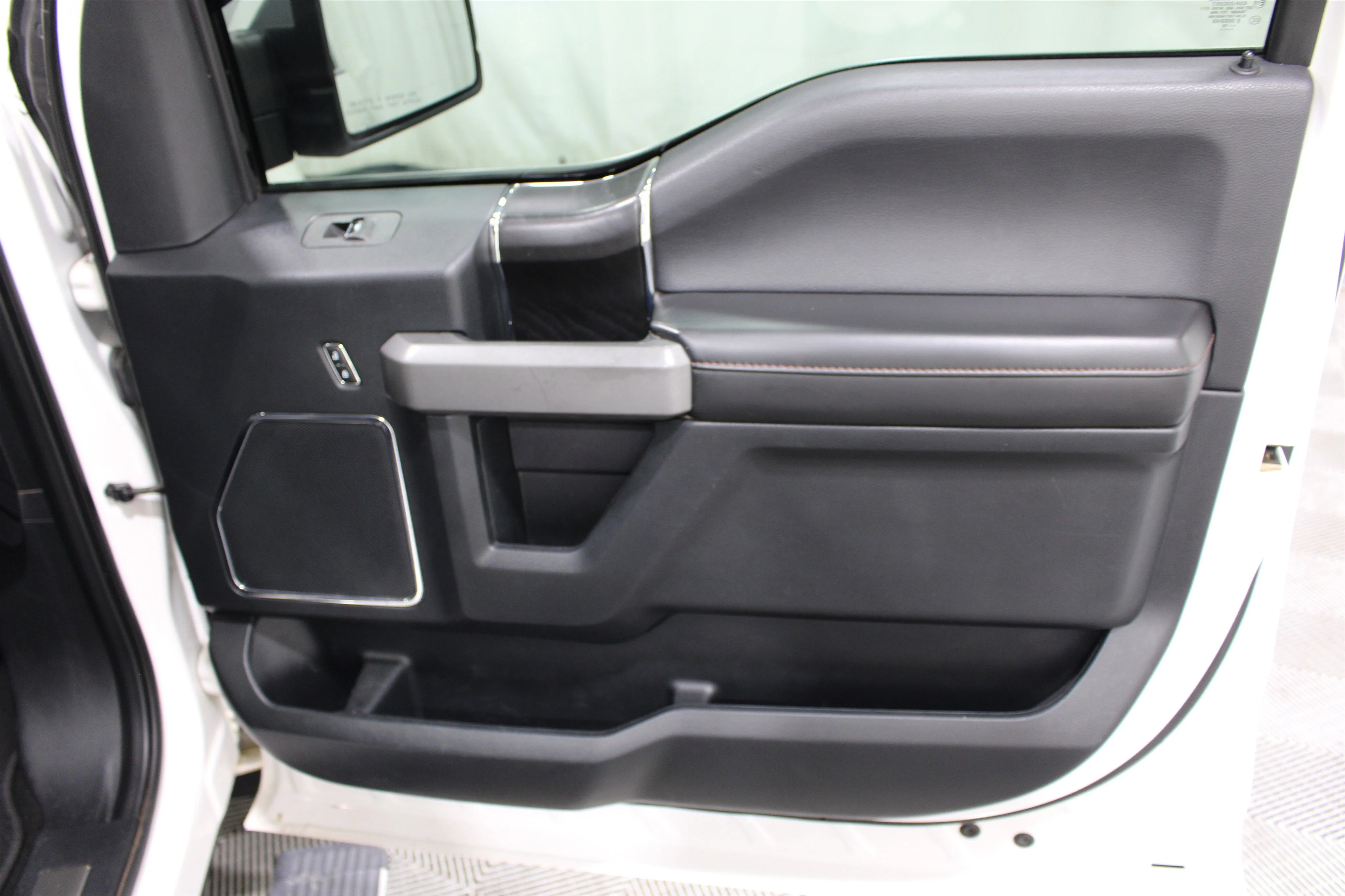 Used 2019 White Platinum Metallic Tri-Coat Ford Platinum image 25